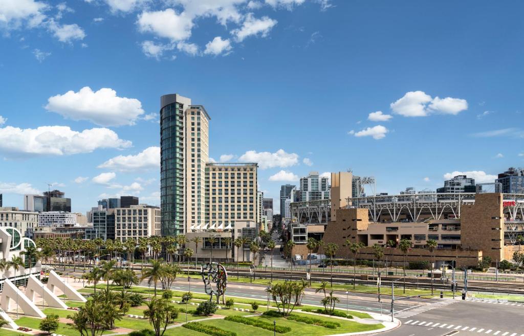 un perfil urbano con edificios altos y palmeras en Omni San Diego Hotel en San Diego