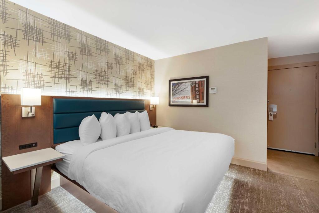 
Queen Suite with Spa Bath
