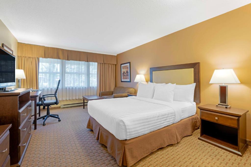 Postel nebo postele na pokoji v ubytování Best Western Plus Emerald Isle Hotel