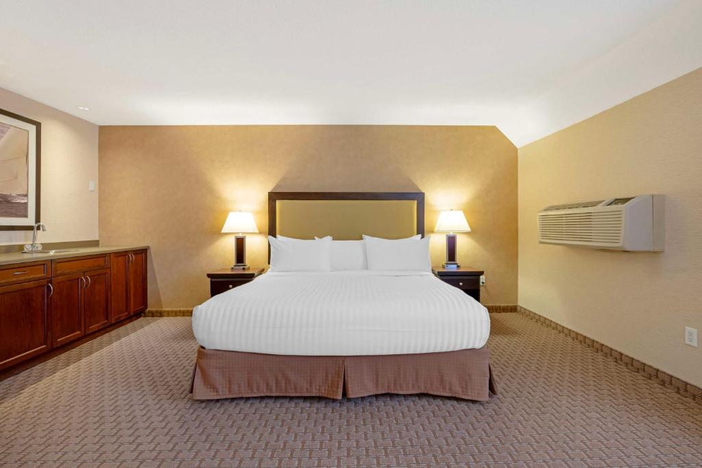 Postel nebo postele na pokoji v ubytování Best Western Plus Emerald Isle Hotel