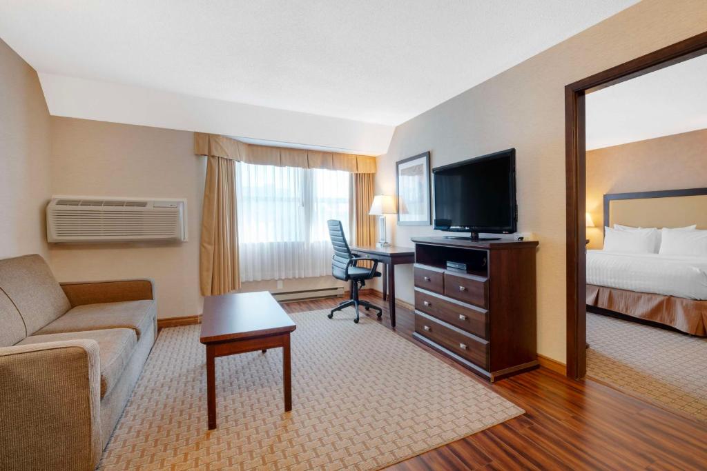 TV a/nebo společenská místnost v ubytování Best Western Plus Emerald Isle Hotel