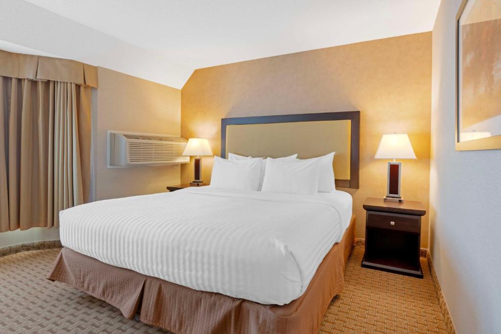 Postel nebo postele na pokoji v ubytování Best Western Plus Emerald Isle Hotel