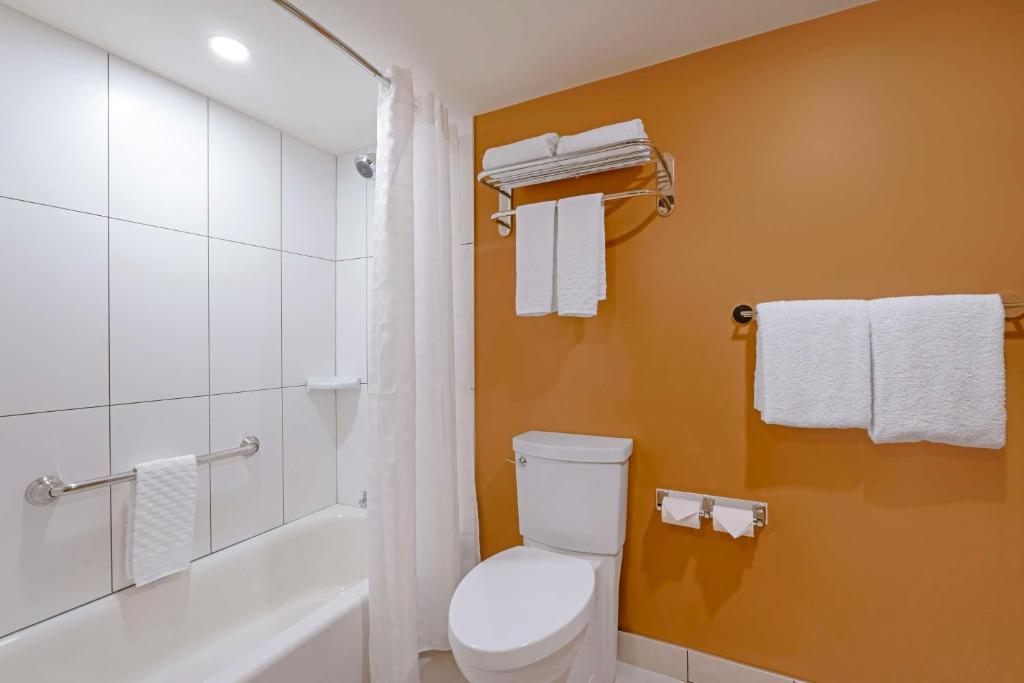 Koupelna v ubytování Best Western Plus Emerald Isle Hotel