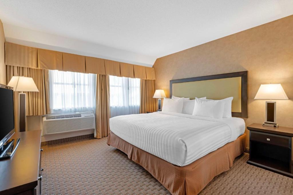 Postel nebo postele na pokoji v ubytování Best Western Plus Emerald Isle Hotel