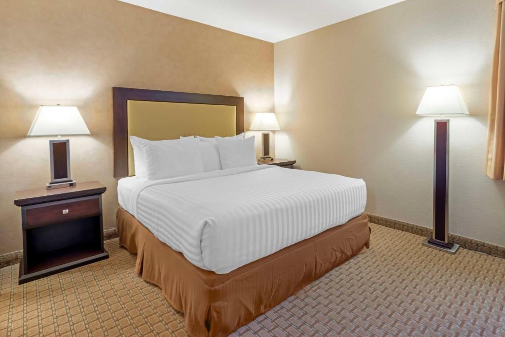 Postel nebo postele na pokoji v ubytování Best Western Plus Emerald Isle Hotel