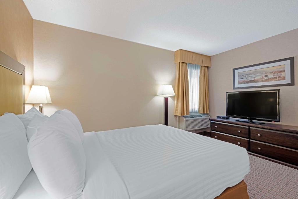 TV a/nebo společenská místnost v ubytování Best Western Plus Emerald Isle Hotel