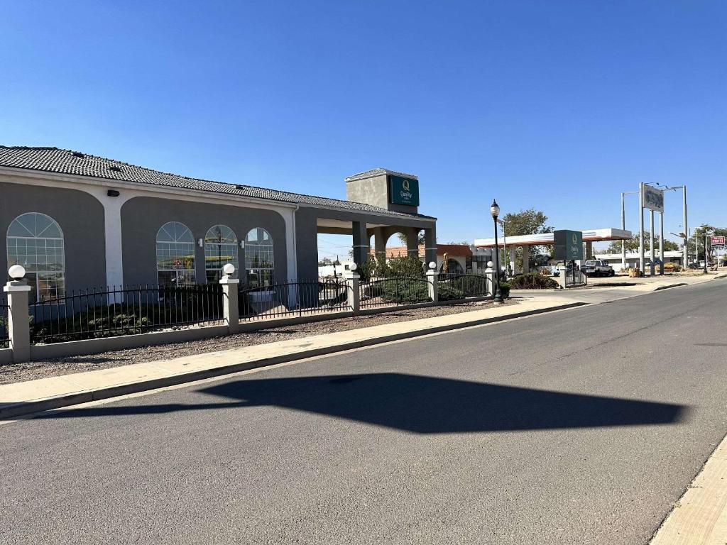 uma sombra de um edifício ao lado de uma rua em Quality Inn Winslow I-40 em Winslow