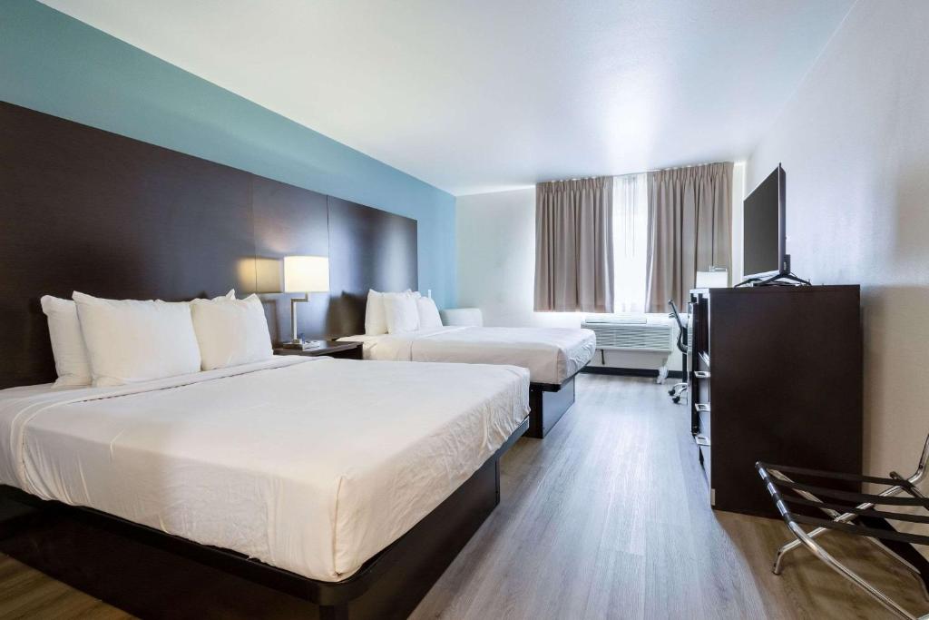 Postel nebo postele na pokoji v ubytování Quality Inn Winslow I-40