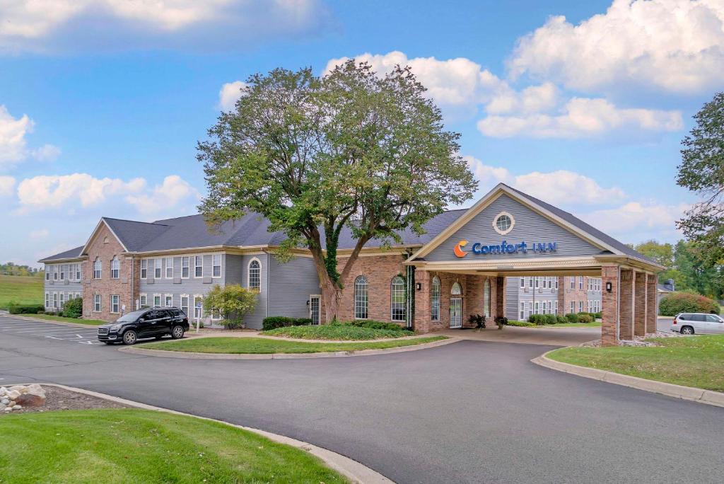 un montage d’un bâtiment avec concessionnaire automobile dans l'établissement Comfort Inn, à Plainwell