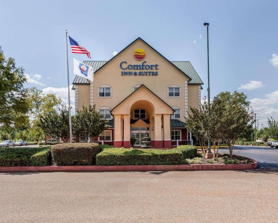 a front view of a hotel with an american flag at Comfort Inn & Suites in Grenada