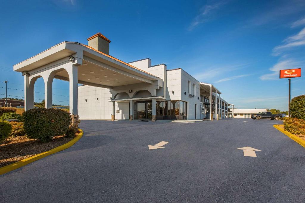 a large building with arrow signs in the street at Econo Lodge White Pine Morristown I-81 & I-40 Split in White Pine