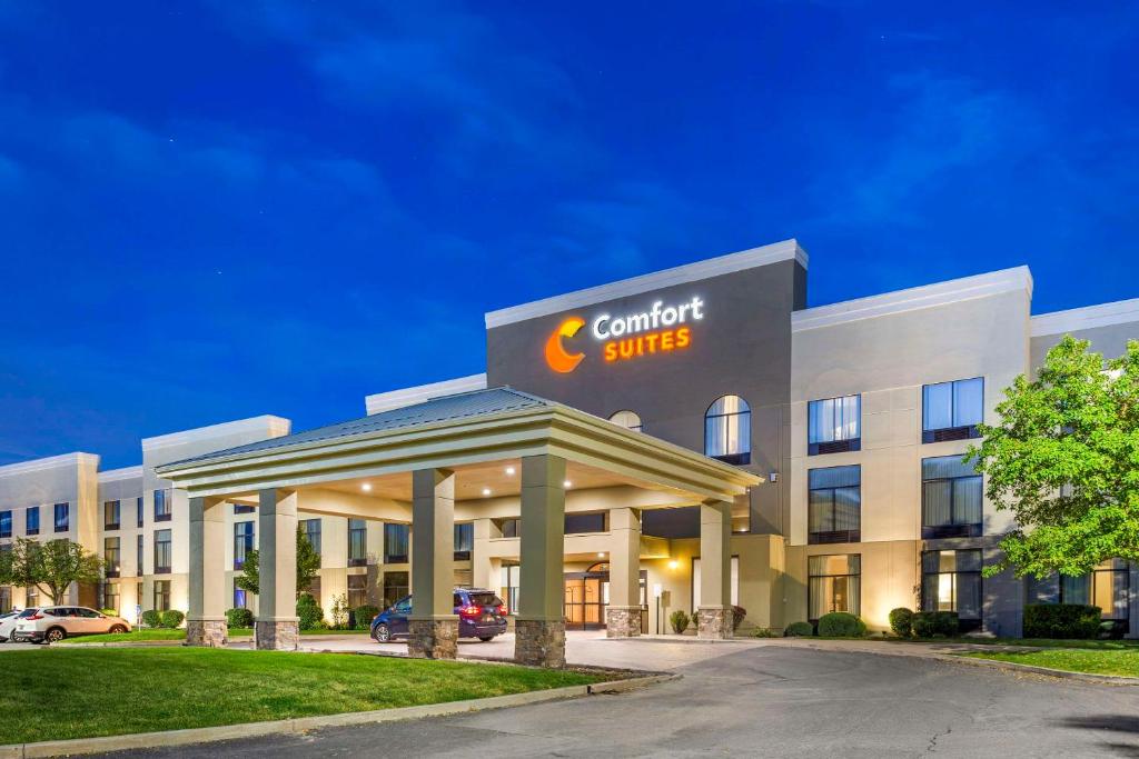 奧格登的住宿－Comfort Suites Ogden Conference Center，建筑上标有挂图的套房