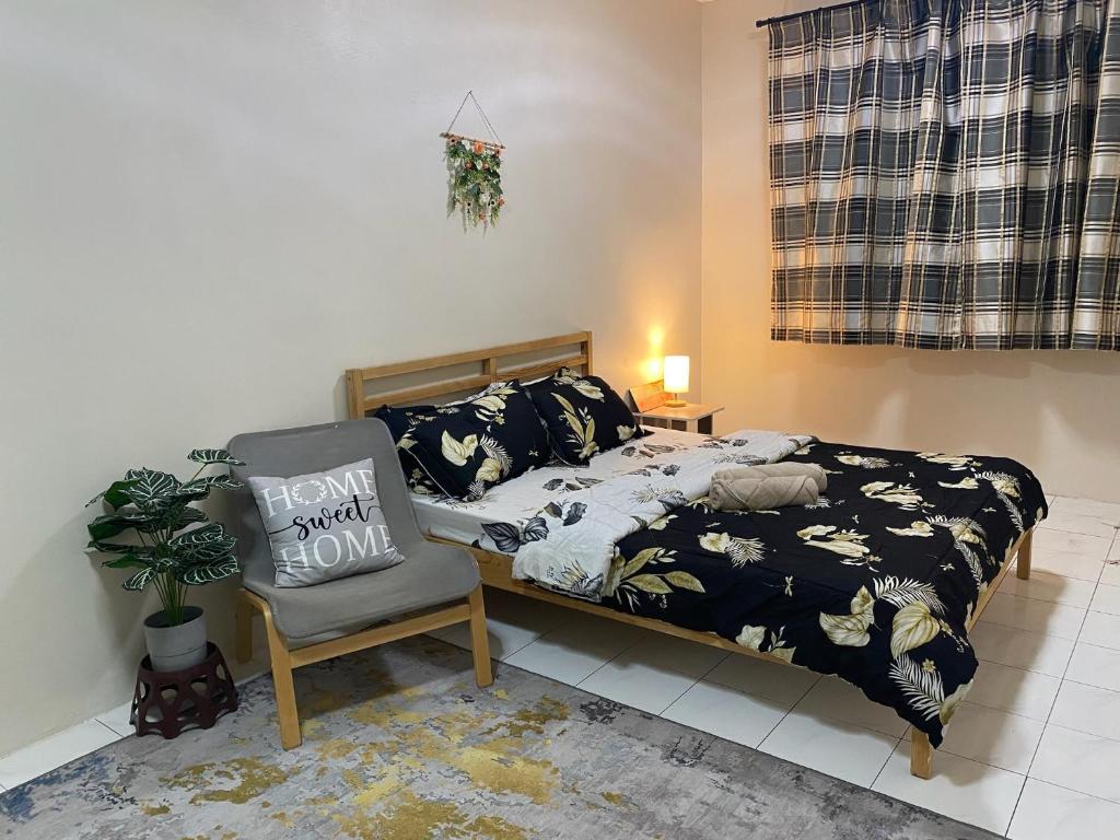 Tempat tidur dalam kamar di Tanjung Hijau Homestay, Bukit Beruntung