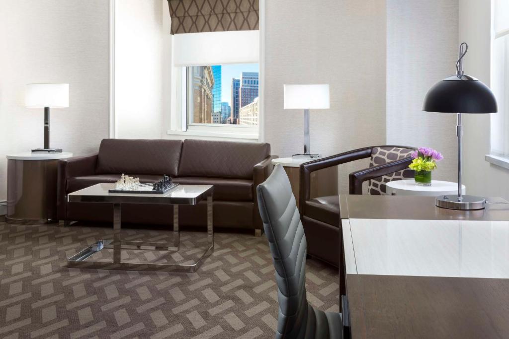 Гостиная зона в Hilton Boston Park Plaza