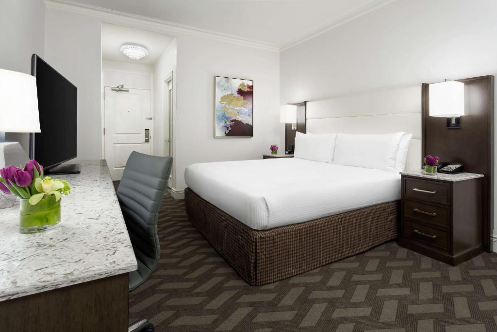 Кровать или кровати в номере Hilton Boston Park Plaza