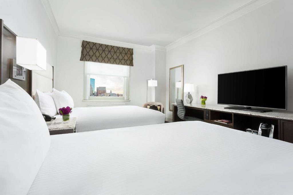Телевизор и/или развлекательный центр в Hilton Boston Park Plaza