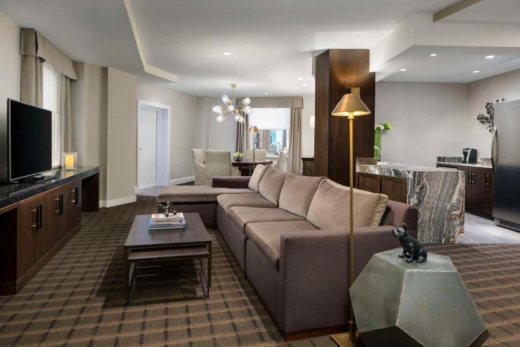 Телевизор и/или развлекательный центр в Hilton Boston Park Plaza