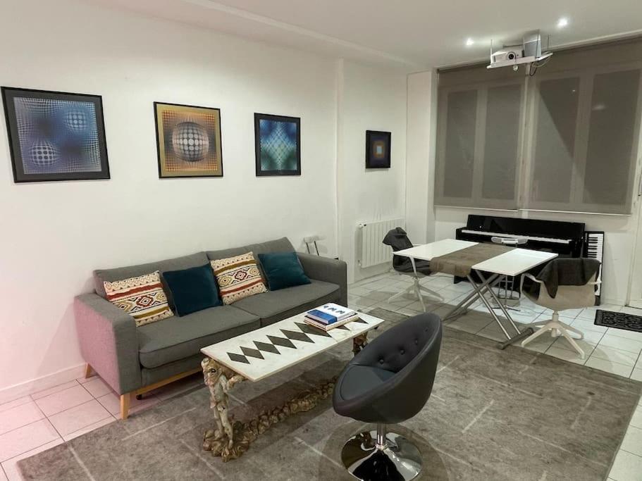 - un salon avec un canapé et un piano dans l'établissement 50m2 private apartment in center, à Paris
