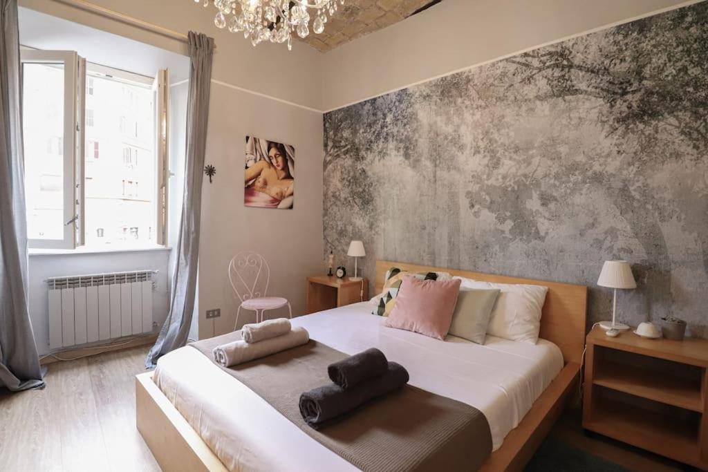 een slaapkamer met een groot bed met 2 kussens erop bij [Termini Treasure] - Elegant retreat in Rome