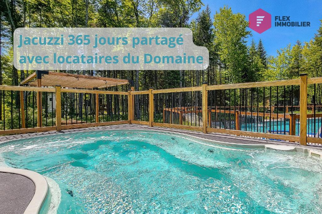 Bazén v ubytování Le Coureur des bois de Portneuf - Private hot tub Pool Sauna Trails nebo v jeho okolí