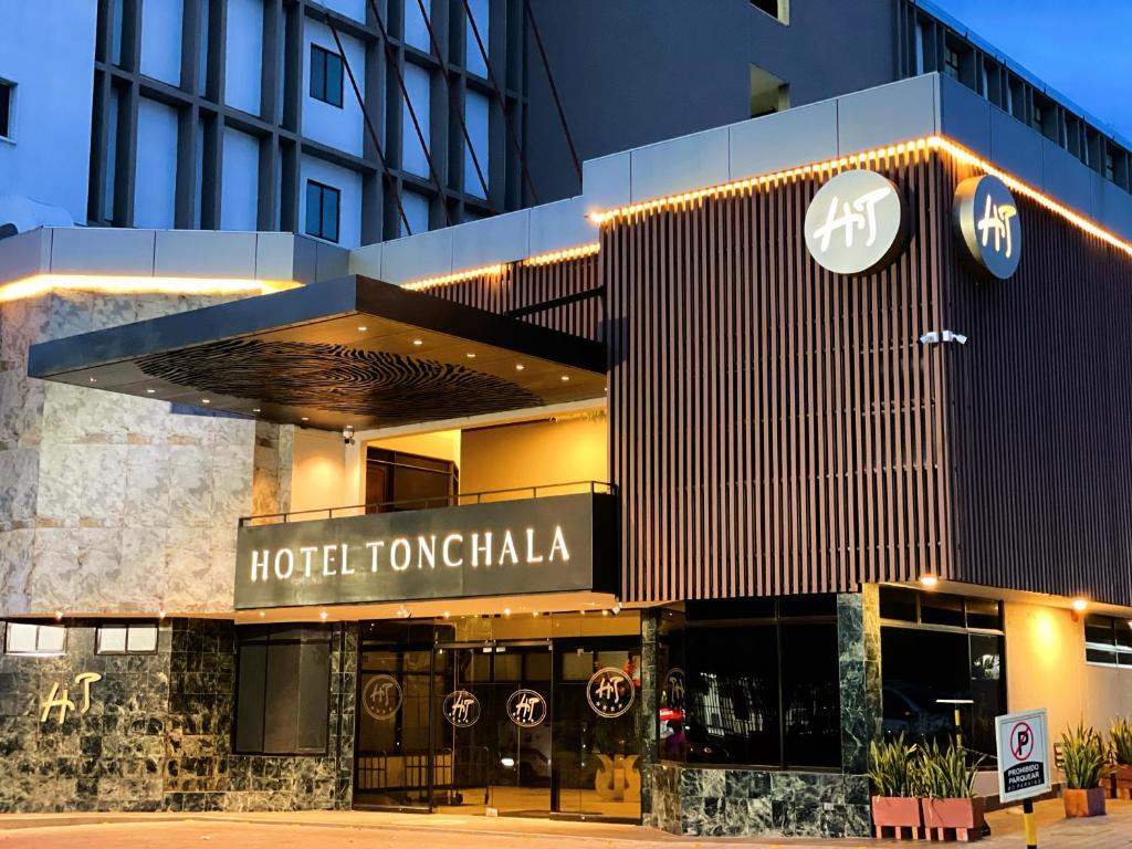 hotel tokyoachi z napisem w obiekcie Hotel Tonchalá w mieście Cúcuta