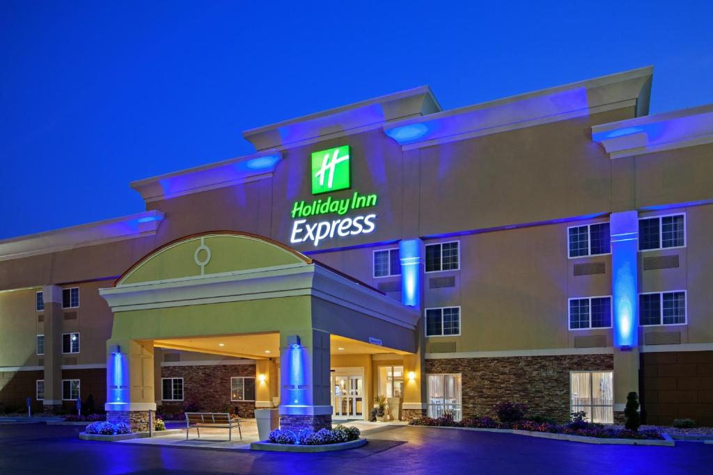 una representación de un hotel por la noche en Holiday Inn Express - Bowling Green, an IHG Hotel, en Bowling Green