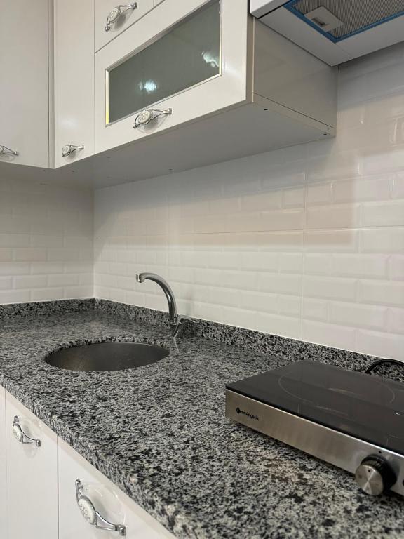 Kuchyň nebo kuchyňský kout v ubytování Special House & Private Transportation İstanbul Airport-By Loft