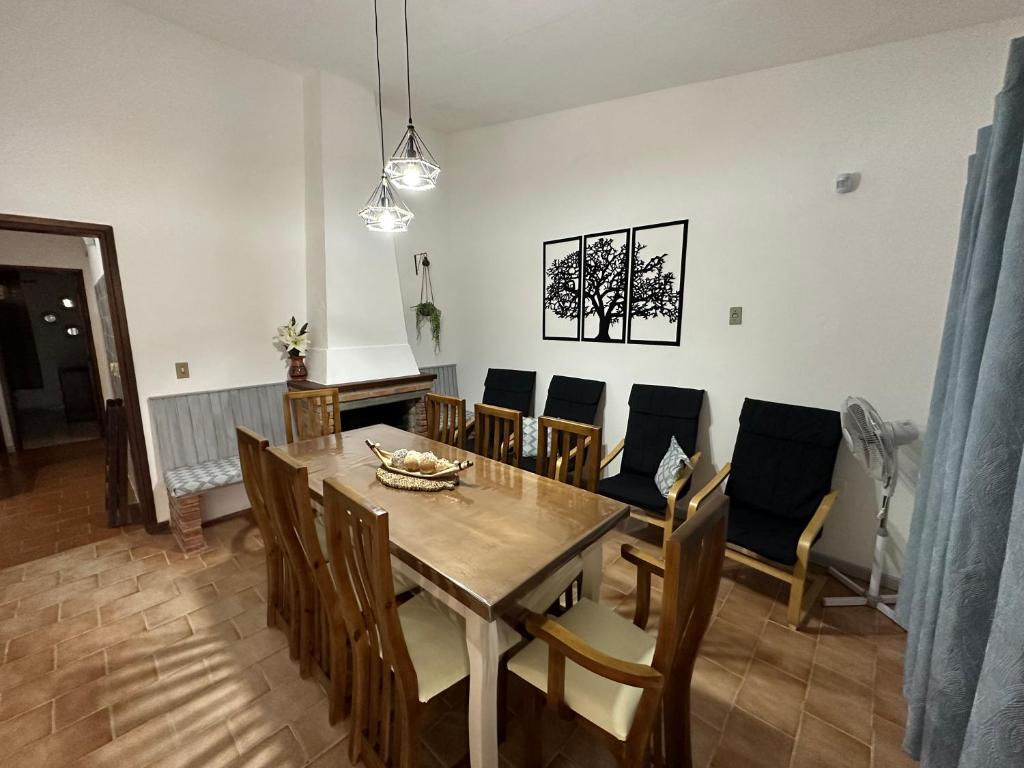 ein Esszimmer mit einem Tisch und Stühlen in der Unterkunft Casa grande 3 dormitorios playa alvorada in Barra del Chuy