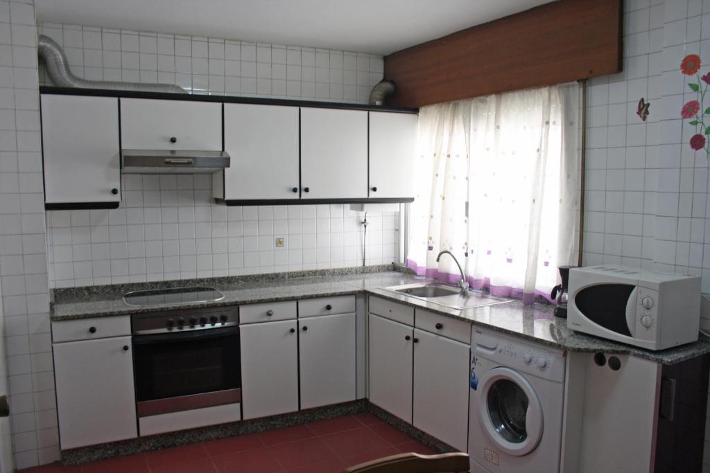 A kitchen or kitchenette at Apartamento Rio Sar garaje incluido