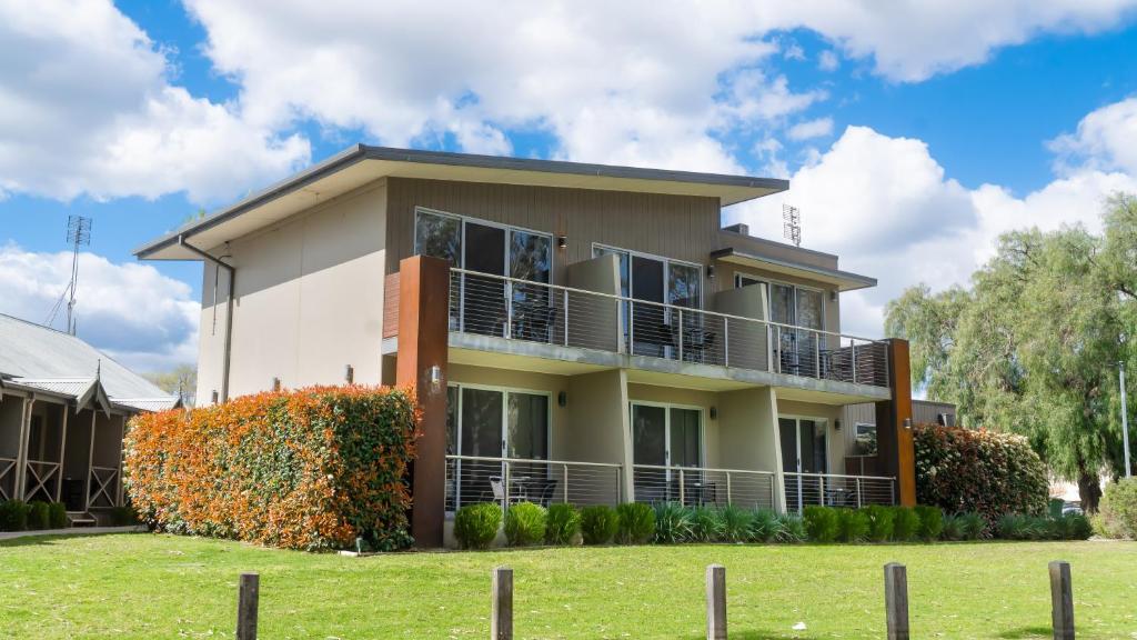 a house with a lawn in front of it at Campaspe Lodge in Echuca