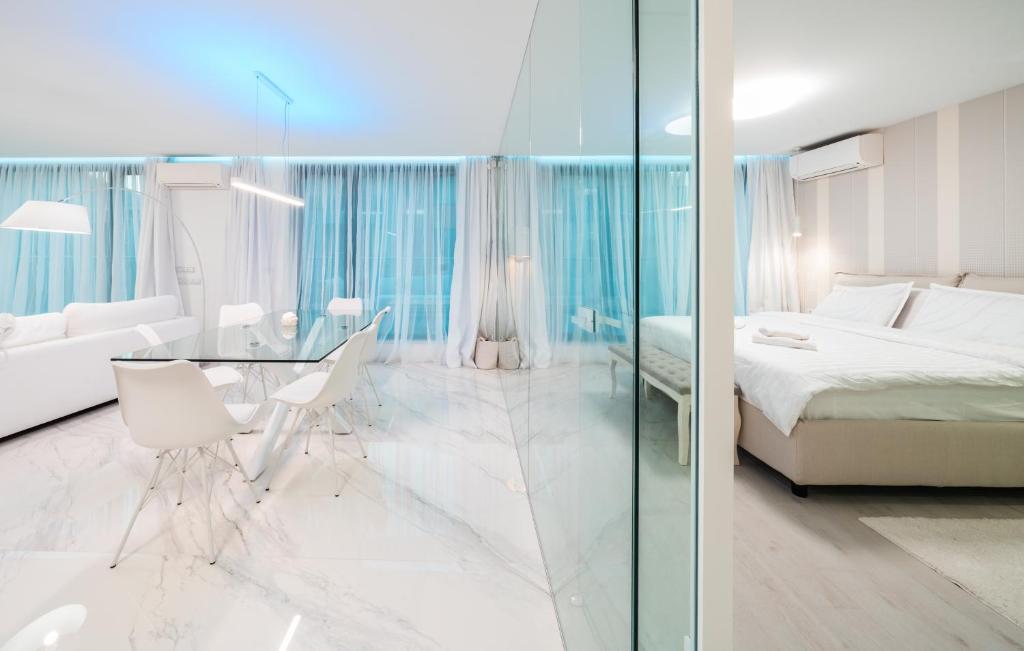1 dormitorio con 1 cama, mesa y sillas en Emirates White Sensation en Sofía