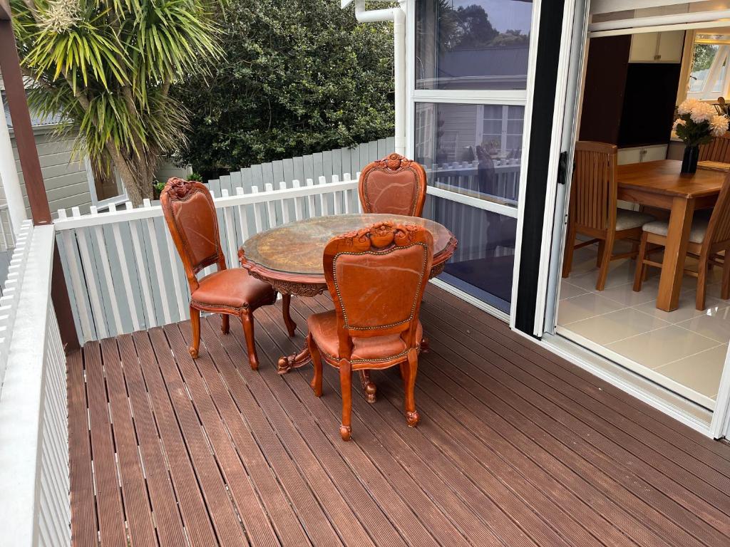 Balkón nebo terasa v ubytování Hillcrest Homestay, NorthShore, Auckland