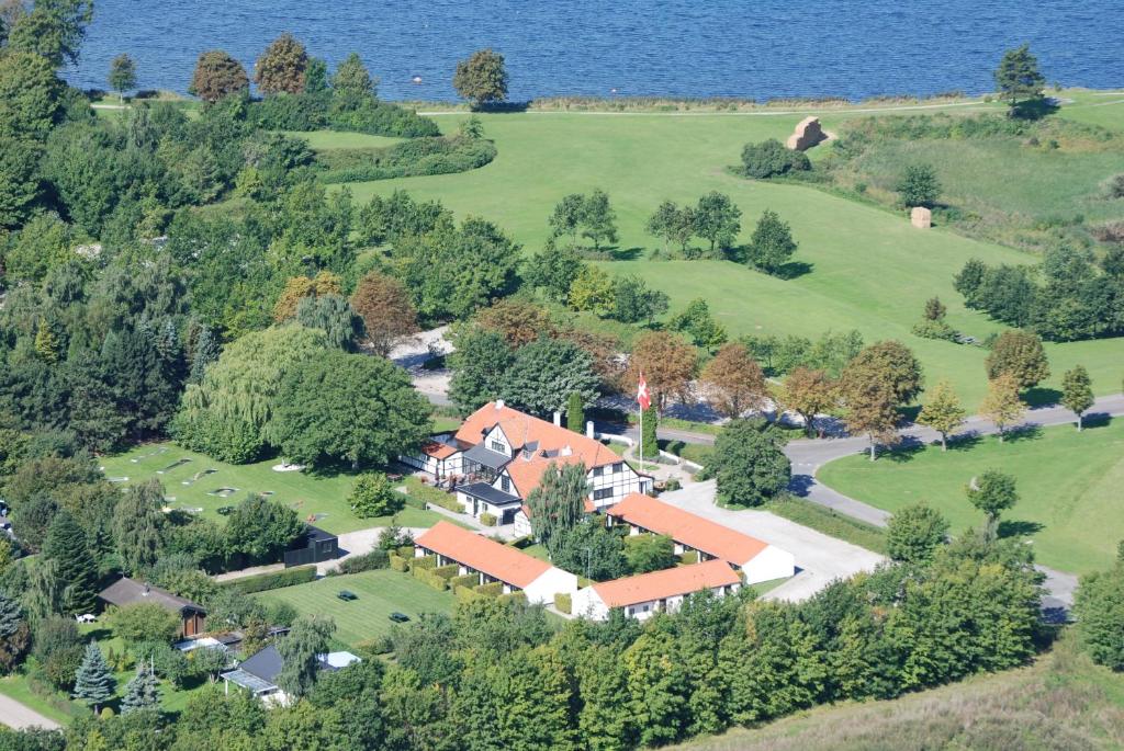 una vista aérea de una casa en una colina junto al agua en The Cottage en Nysted