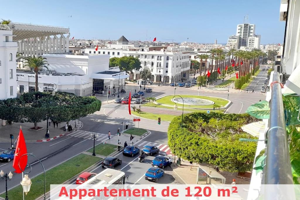 een stad met auto's geparkeerd op een parkeerplaats bij Panoramic view of downtown Rabat in Rabat