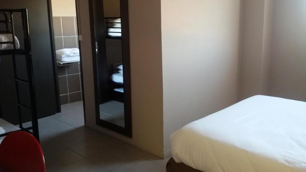 Postel nebo postele na pokoji v ubytování Hôtel Le Floreal