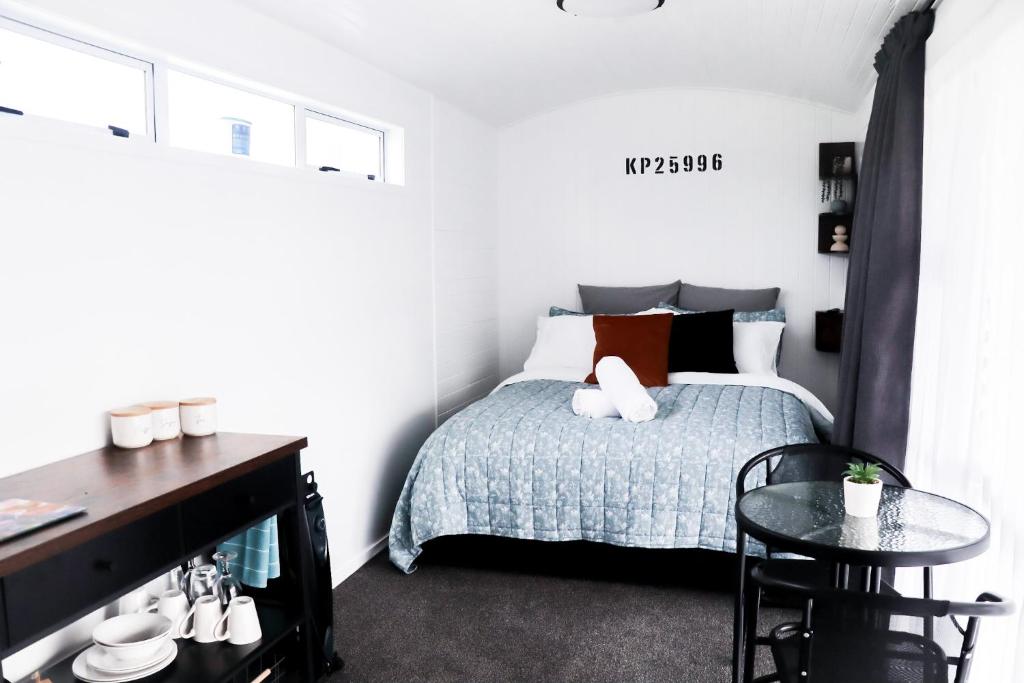 Llit o llits en una habitació de Rustic Rails Accommodation