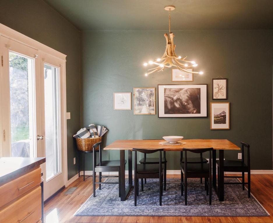 Φωτογραφία από το άλμπουμ του Moonstone Acre 3 bedroom with Brand New Spa σε Columbia Falls