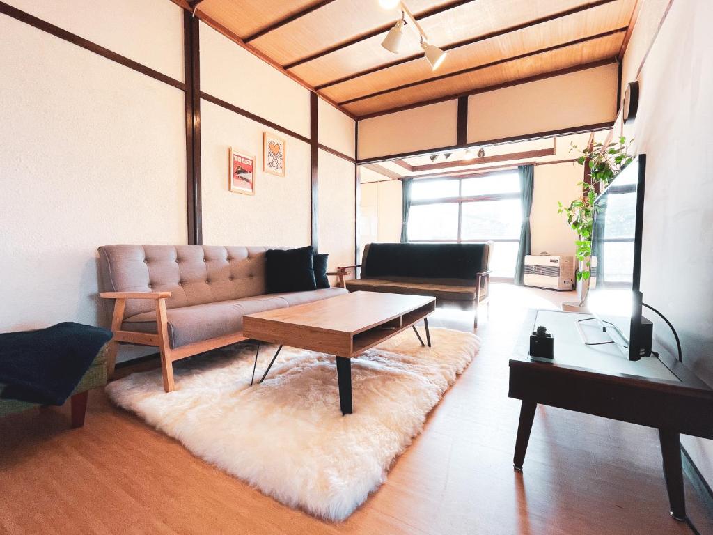 上富良野町にあるKamifurano Houseのリビングルーム(ソファ、テーブル付)