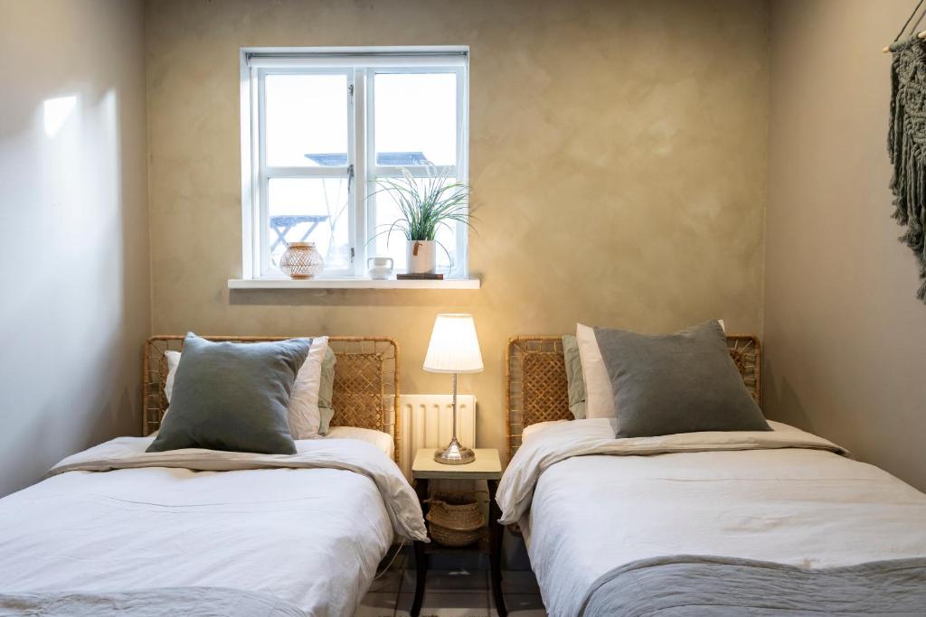 Postel nebo postele na pokoji v ubytování Old Charm Apartment - Keflavík Downtown