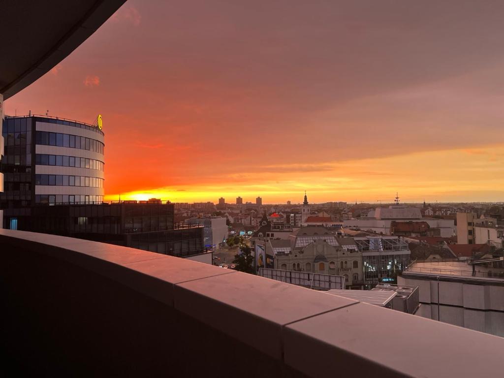 vista sullo skyline della città al tramonto di Sky-High Luxury - City's Best View a Novi Sad