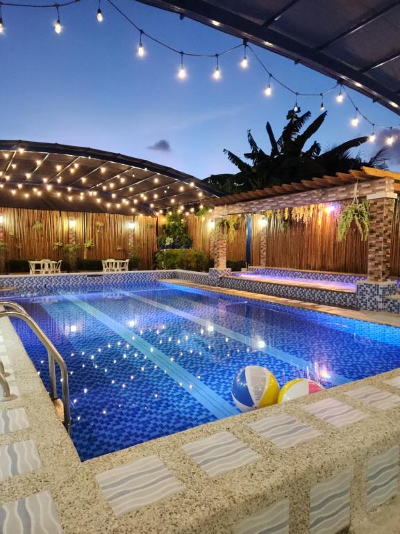 una piscina con luci e palle di TRD Private Hotspring Resort a Pansol