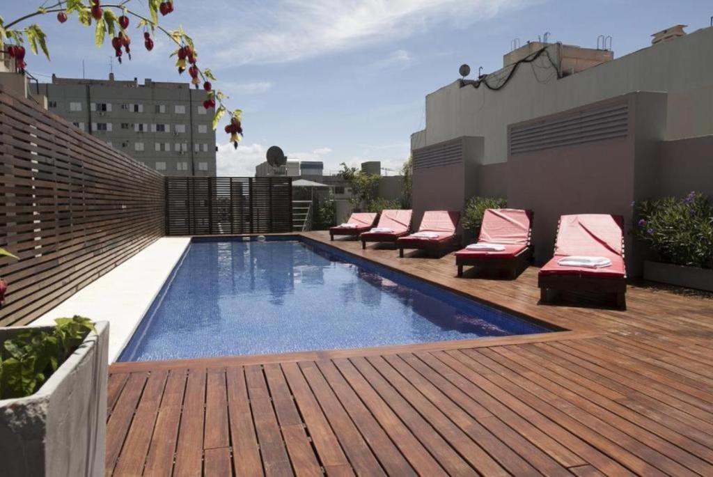 una piscina en la azotea de un edificio en Monoambiente Frente Al Hospital Italiano en Buenos Aires