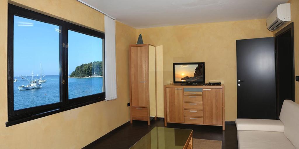 Pokój z dużym oknem z widokiem na wodę w obiekcie Apartments Ana City w Rovinj