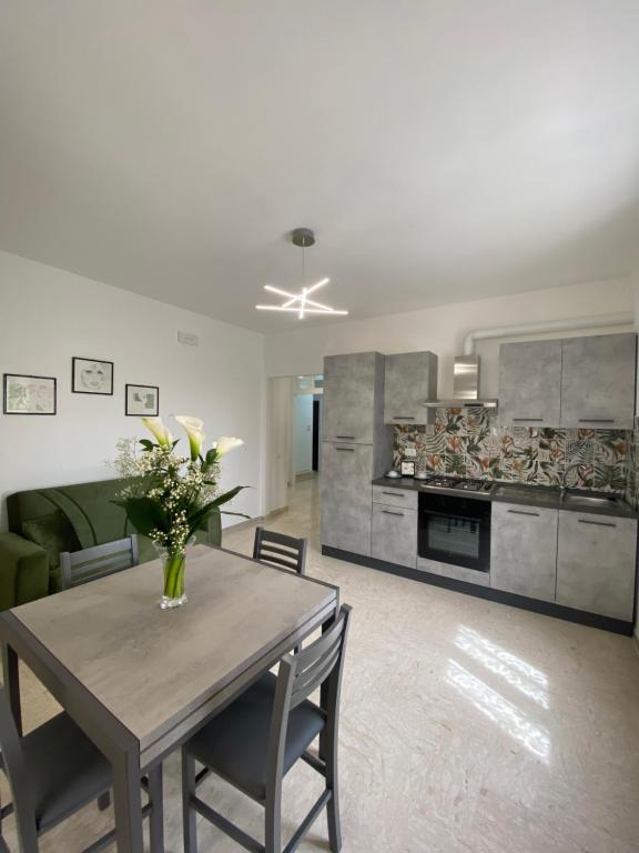 un soggiorno con un tavolo e una cucina di Una notte sul colle a Recanati