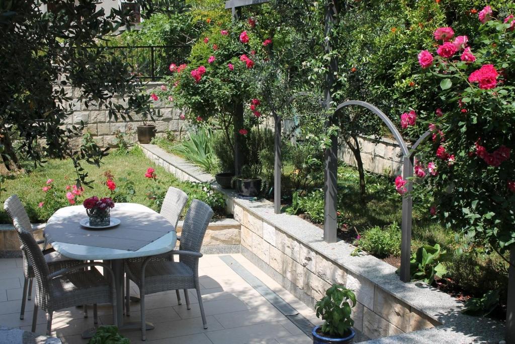 Apartments with parking space Makarska - 21911