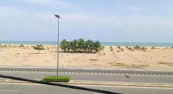 een straatlicht aan de kant van een weg bij het strand bij Villa privée avec garden à bord de plage in Cotonou