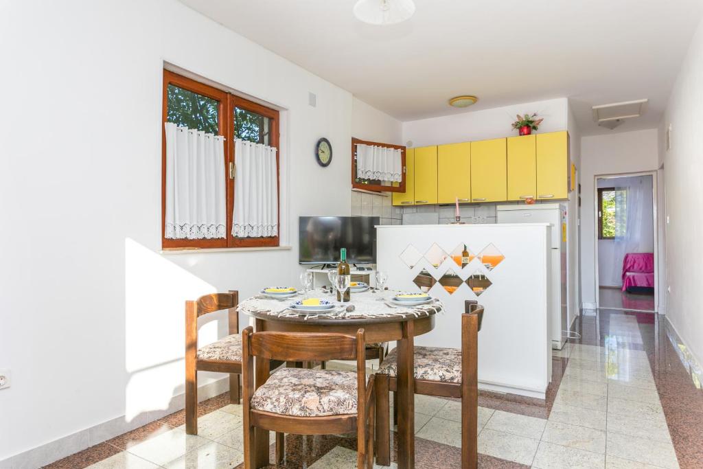Kuchyňa alebo kuchynka v ubytovaní Apartment Seget Vranjica 1038b