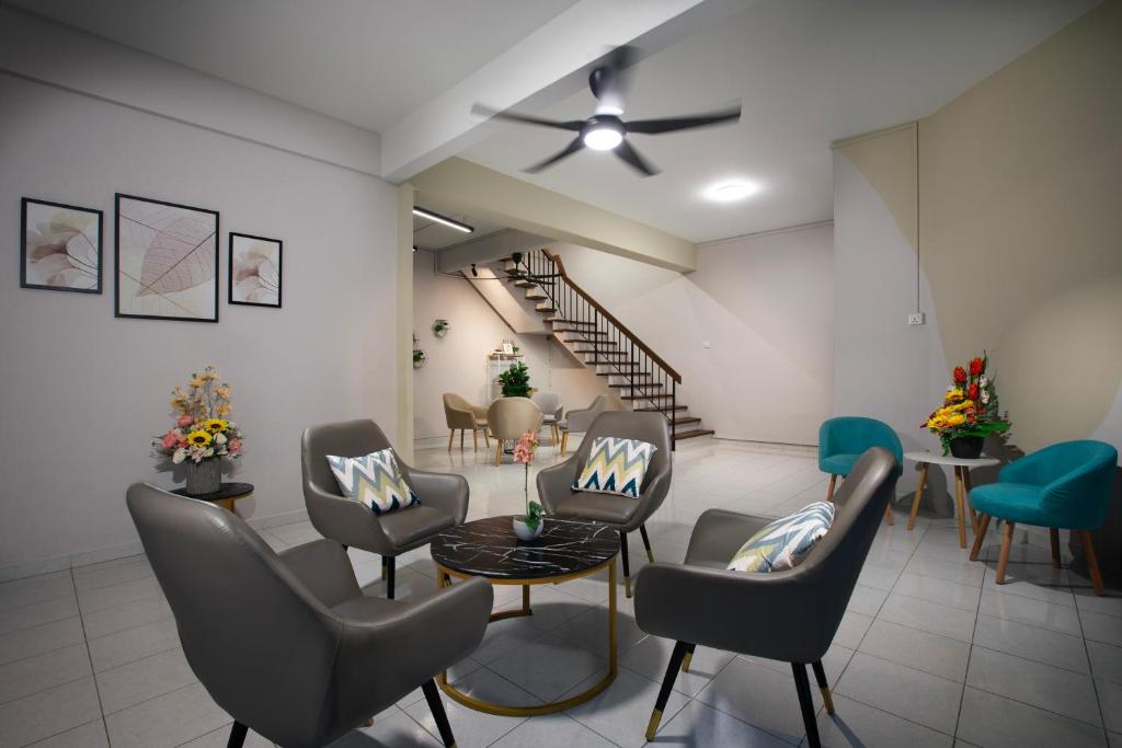 ジョージタウンにあるBrown Mansion CoLivingの椅子とテーブルのある待合室、階段