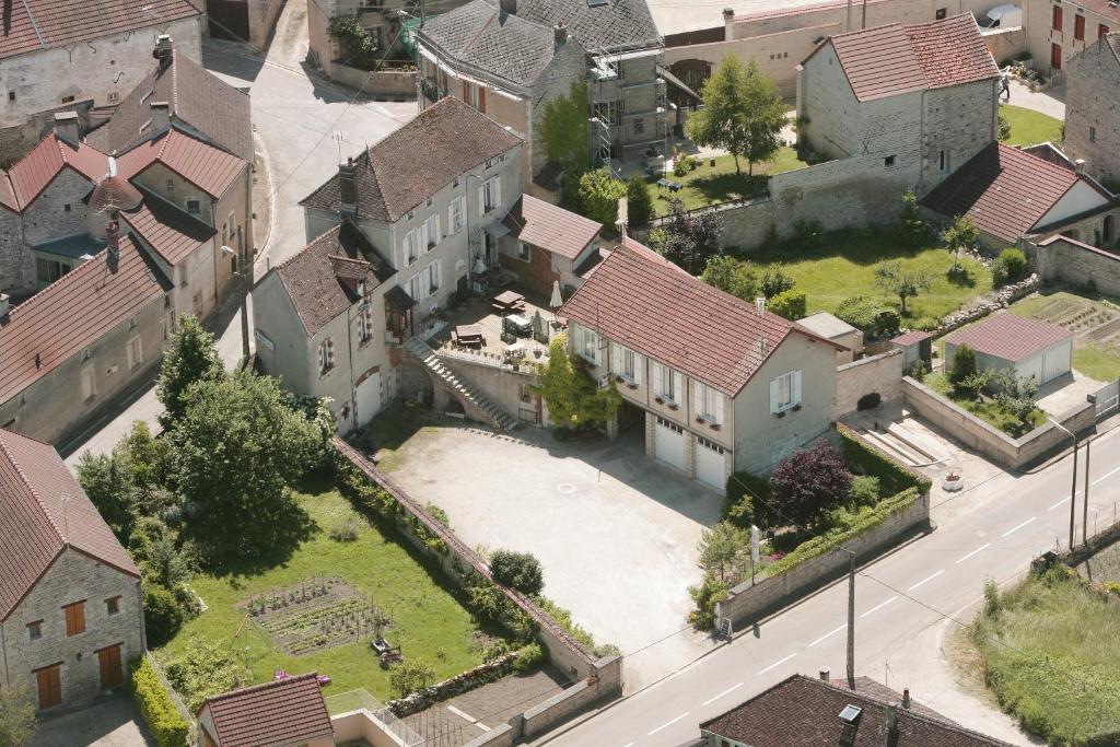 an aerial view of a house in a city at L'instant Présent in Pacy-sur-Armançon