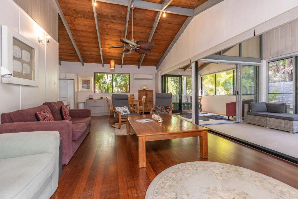 una sala de estar con un sofá y una mesa en Montezuma, en Elizabeth Beach